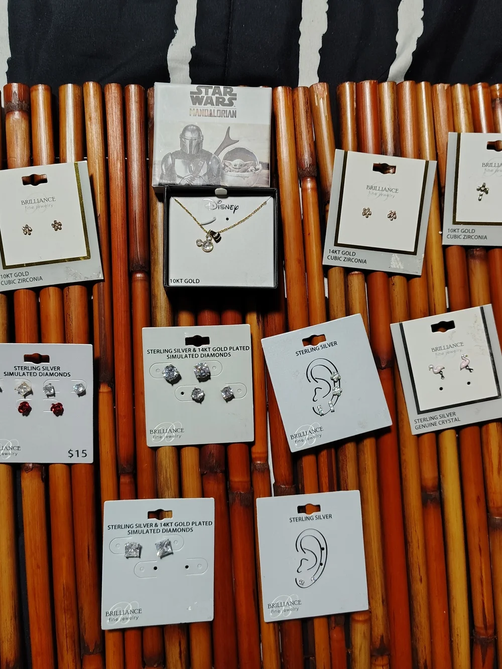 The Gold and Silver Jewelry Lot is a mixed lot of jewelry pieces